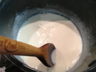 木瓜牛奶冻,牛奶倒入奶锅，加入砂糖，煮至糖融化后关上火