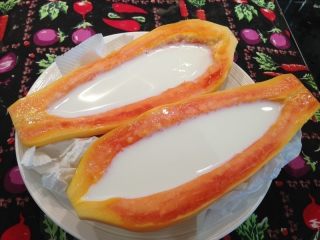 木瓜牛奶冻,把煮好的牛奶液倒入木瓜的中间处。
