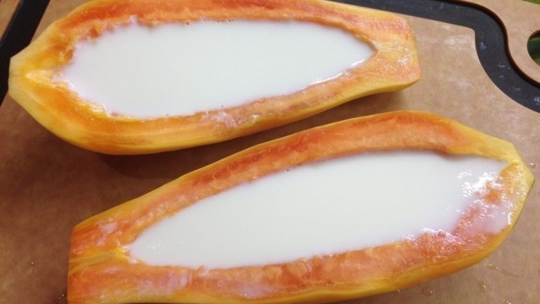 木瓜牛奶冻,放凉后置入冰箱里冷藏1小时或以上至牛奶凝固成奶冻。