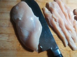 香爆鸡丁,先横剖成2块，然后切成大小合适的条。