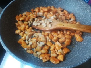 香爆鸡丁,出锅加入花生米，拌匀。