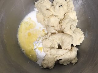 中种炼乳餐包,发酵好的中种撕成小块  和主面团除黄油以外的材料混合 揉成光滑的面团后放入软化的黄油和盐