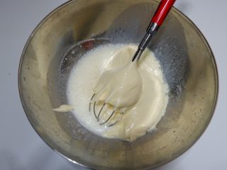 原味纸杯蛋糕（适合裱花的蛋糕）,取少量面糊，加入玉米油牛奶中
