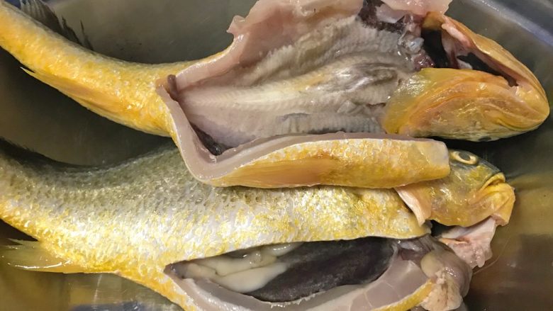 年夜饭系列6️⃣《烧大黄鱼》,刨开鱼肚子，去除肠鱼漂。