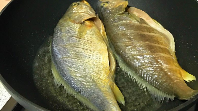 年夜饭系列6️⃣《烧大黄鱼》,鱼下锅煎。