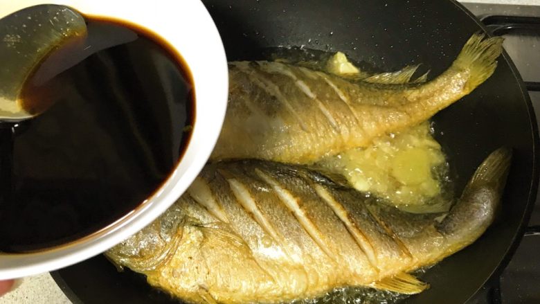 年夜饭系列6️⃣《烧大黄鱼》,倒入调好酱汁，加100ml的水。