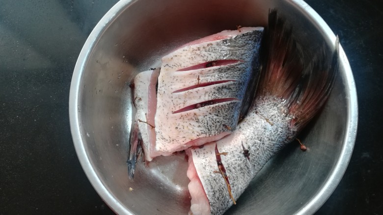 年味~家常椒香咸鱼,腌制2到3天后，洗净鱼身的粘液， 沥干水分，温度条件允许可以，可以挂室外吹一个小时，可以去除一些卤腥味。
