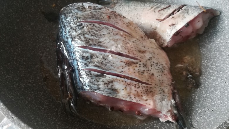 年味~家常椒香咸鱼,锅里倒入底油，烧热后，放入沥干水分的鱼煎制。