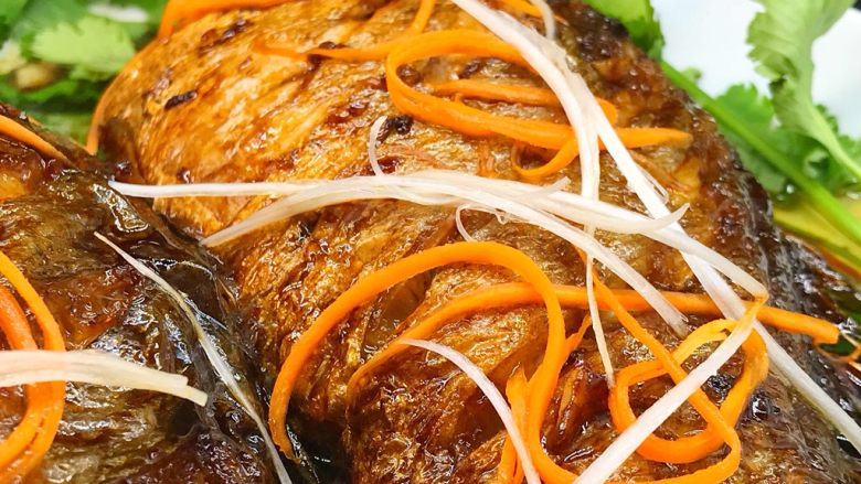 年夜饭系列6️⃣《烧大黄鱼》,炖好的鱼移到盘中，美味不可辜负。