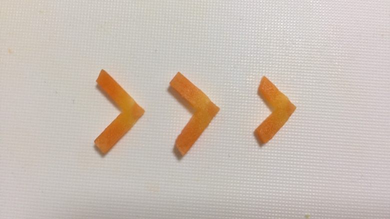 橙子小鱼,取第二部分横着切两刀就变成如图，小鱼的嘴巴就做好啦