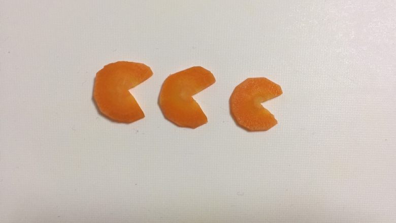 橙子小鱼,取第一部分（最大块）横着切两刀，就变成如图，小鱼的尾巴就做好啦