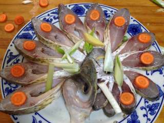 年味——宴客大菜孔雀开屏鱼,
表面装饰胡萝卜片和葱姜丝