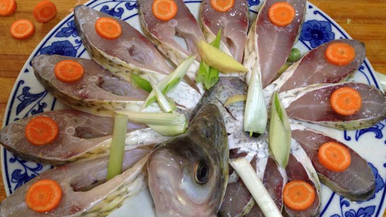 年味——宴客大菜孔雀开屏鱼,
表面装饰胡萝卜片和葱姜丝