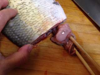 年味——宴客大菜孔雀开屏鱼,
用一双筷子夹住鱼内脏旋转向外拉就可以取出内脏，然后洗净鱼的内腔