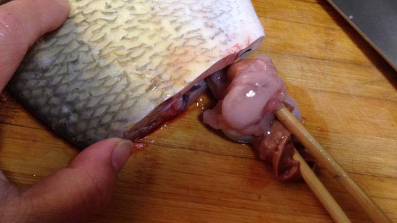 年味——宴客大菜孔雀开屏鱼,
用一双筷子夹住鱼内脏旋转向外拉就可以取出内脏，然后洗净鱼的内腔