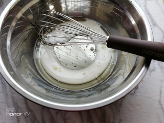八寸加高红丝绒戚风蛋糕,玉米油，纯牛奶放入盆子里搅拌。