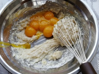 八寸加高红丝绒戚风蛋糕,放入蛋黄采用z字形搅拌。