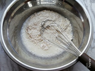 八寸加高红丝绒戚风蛋糕,放入低粉和盐继续搅拌。