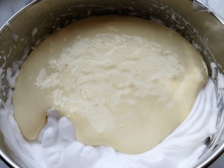 八寸加高红丝绒戚风蛋糕,再将切拌好的面糊倒入剩下的蛋白里面，同样采用切拌的方式进行操作。
