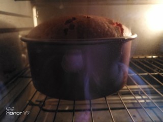八寸加高红丝绒戚风蛋糕,放入烤箱里面，150度烤40分钟，170度烤20分钟。