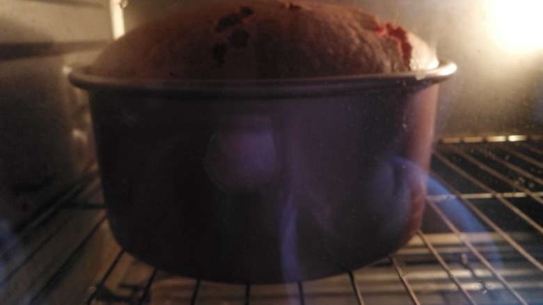 八寸加高红丝绒戚风蛋糕,放入烤箱里面，150度烤40分钟，170度烤20分钟。