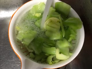 狗年旺旺，年夜饭系列7️⃣《干贝包边芥菜》,颜色翠绿出锅。