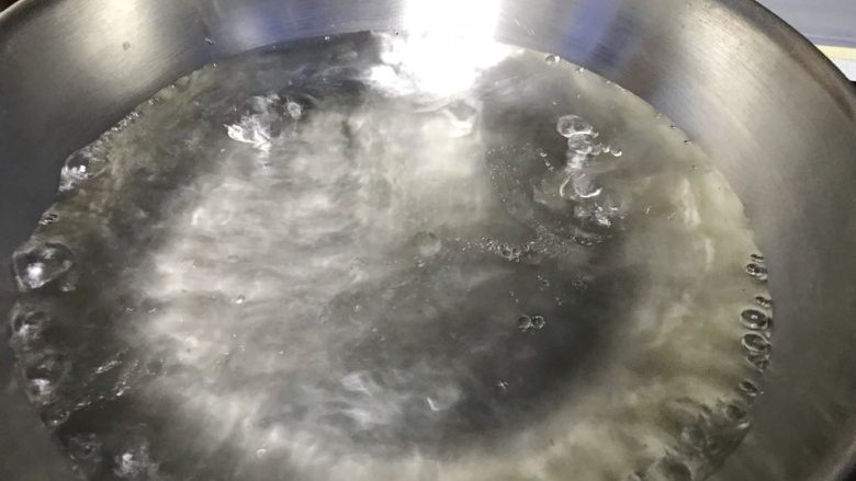 狗年旺旺，年夜饭系列7️⃣《干贝包边芥菜》,开水滴油。