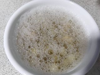 狗年旺旺，年夜饭系列7️⃣《干贝包边芥菜》,洗掉外皮的盐分。