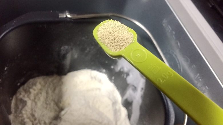奶香椰味排排面包,把面粉掏个洞放入发酵粉