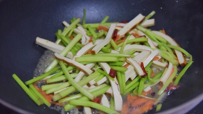 水芹菜炒香干,加入适量的水、加适量的盐，翻炒