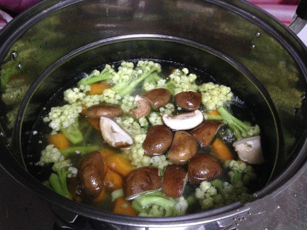 美味素菜――蚝油双花,
随后下入香菇煮开