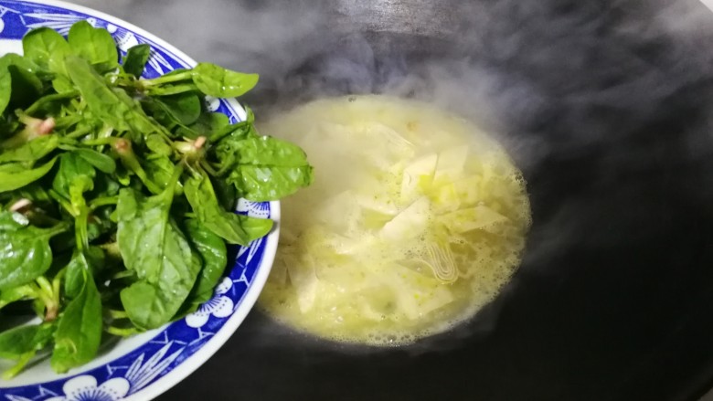 健康菜谱+自榨菜籽油烧小菠菜荤济,放入小菠菜