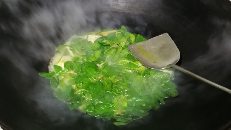 健康菜谱+自榨菜籽油烧小菠菜荤济,小菠菜下锅烧开一变色就出锅盛盘