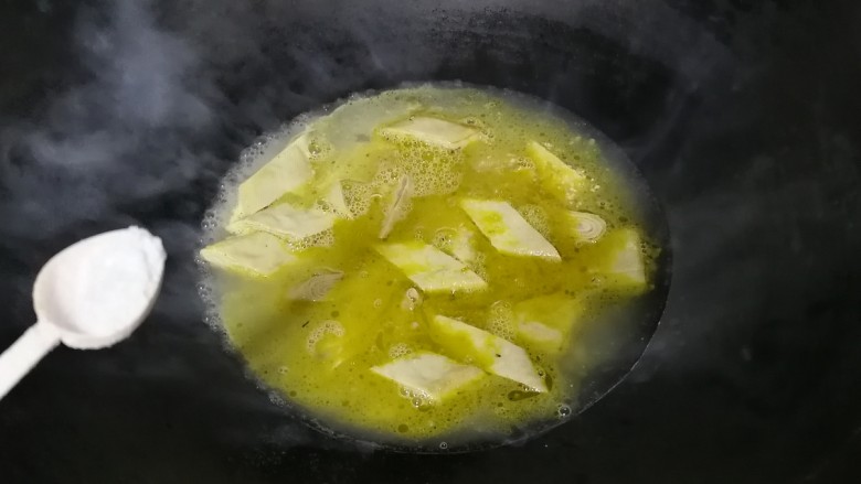 健康菜谱+自榨菜籽油烧小菠菜荤济,放入一小勺盐