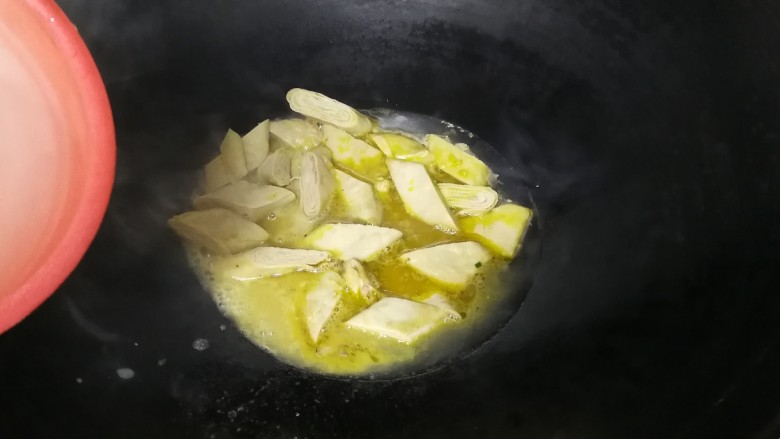 健康菜谱+自榨菜籽油烧小菠菜荤济,放入适量清水烧开