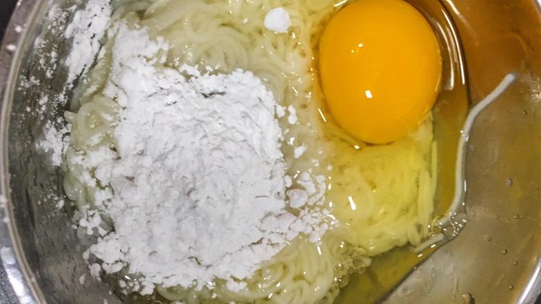 宝宝辅食11M➕：彩椒芝士蒸面,面条中打入一个鸡蛋，加入淀粉并搅拌均匀