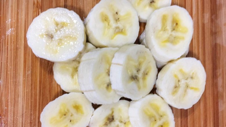 宝宝辅食9M➕：香蕉牛油果奶昔,将香蕉切成小块备用