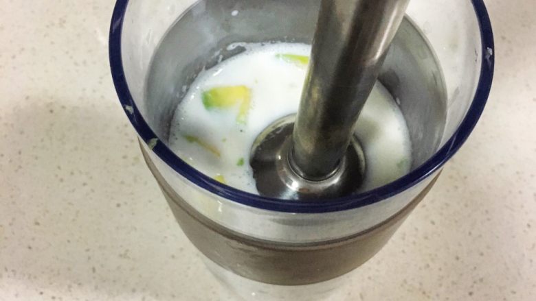 宝宝辅食9M➕：香蕉牛油果奶昔,料理棒开中速搅打细腻即可