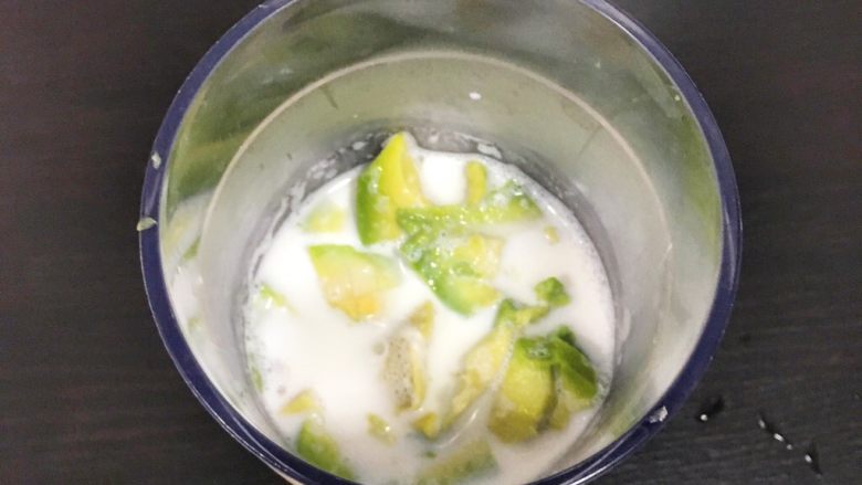 宝宝辅食9M➕：香蕉牛油果奶昔,倒入配方奶或牛奶