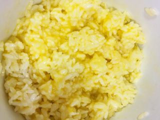 蛋香米饼,将蛋液倒入米饭上，拿筷子搅拌均匀