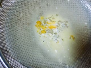 创意果丹皮黄油蛋挞,用漏筛过滤一次，蛋挞液就做好了