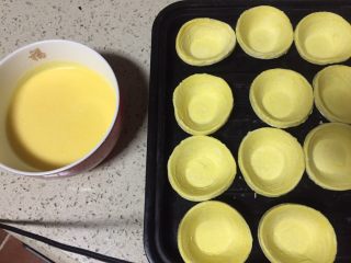 创意果丹皮黄油蛋挞,过滤好的蛋液和回温好的蛋挞皮