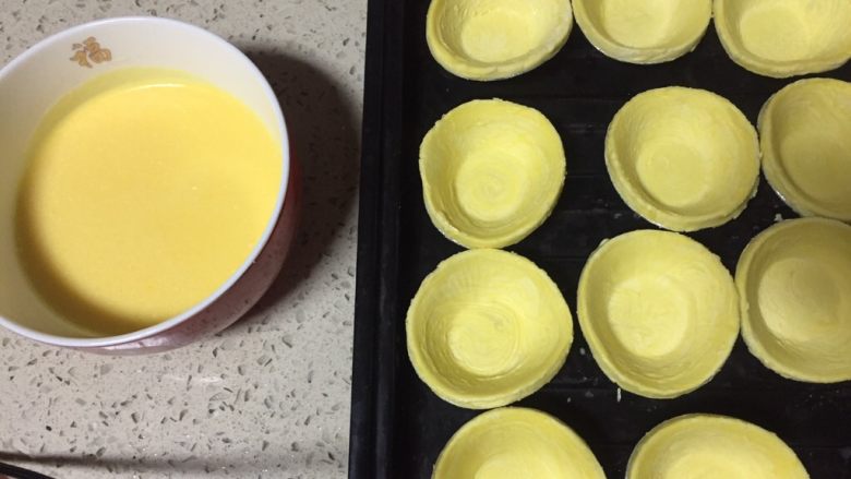 创意果丹皮黄油蛋挞,过滤好的蛋液和回温好的蛋挞皮