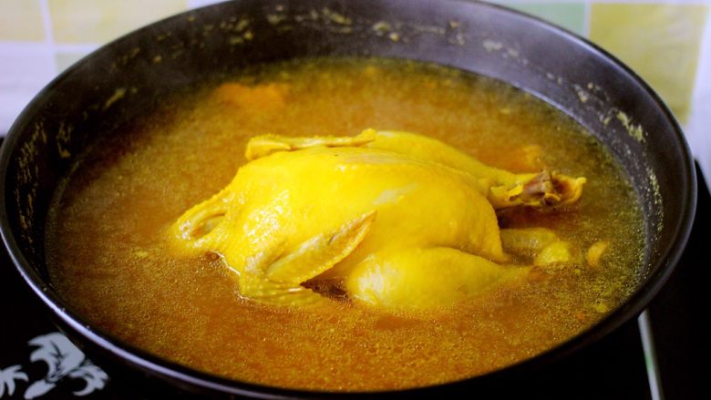盐焗鸡,诱人美味的盐焗鸡就做好了、做好的盐焗鸡在锅里最好多浸泡一些时间、这样做出来的盐焗鸡味道更佳