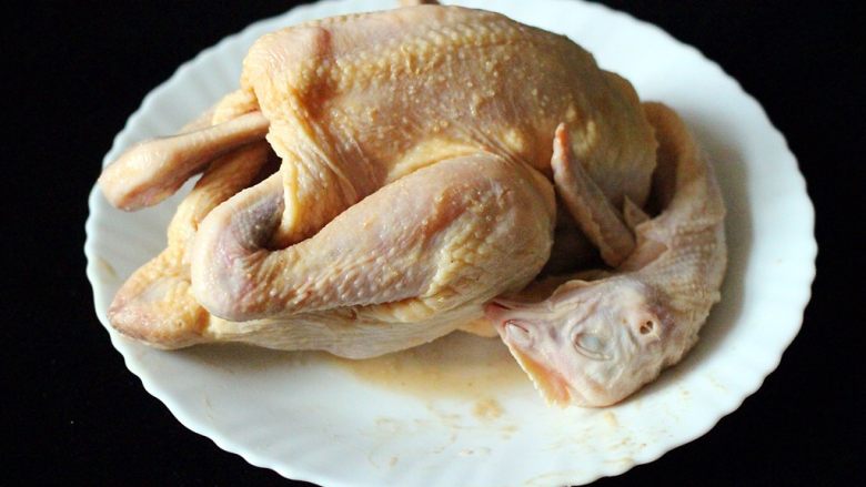 盐焗鸡,包括鸡的肚子里边都要涂抹一遍、把鸡爪顺手放入鸡肚子里