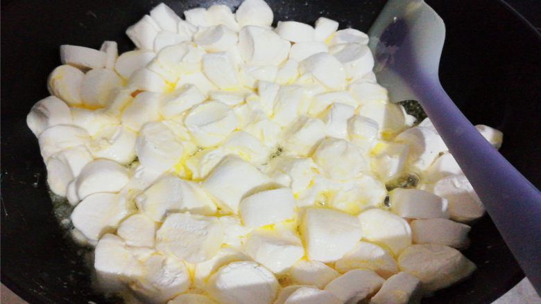 菠萝椰子雪花酥,再倒入剪好的棉花糖，小火融化，融化好后关火