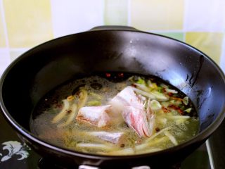红蟹鱼烩黄稞,记得锅里要一次放入足够的水