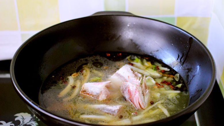 红蟹鱼烩黄稞,记得锅里要一次放入足够的水