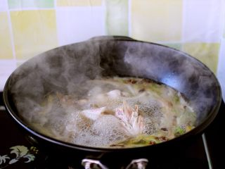 红蟹鱼烩黄稞,直至鱼汤炖至汤色浓稠时