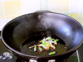 红蟹鱼烩黄稞,热锅倒入花生油烧至六成热时、加入花椒小火慢慢煸炒出香味后、爆香葱姜片